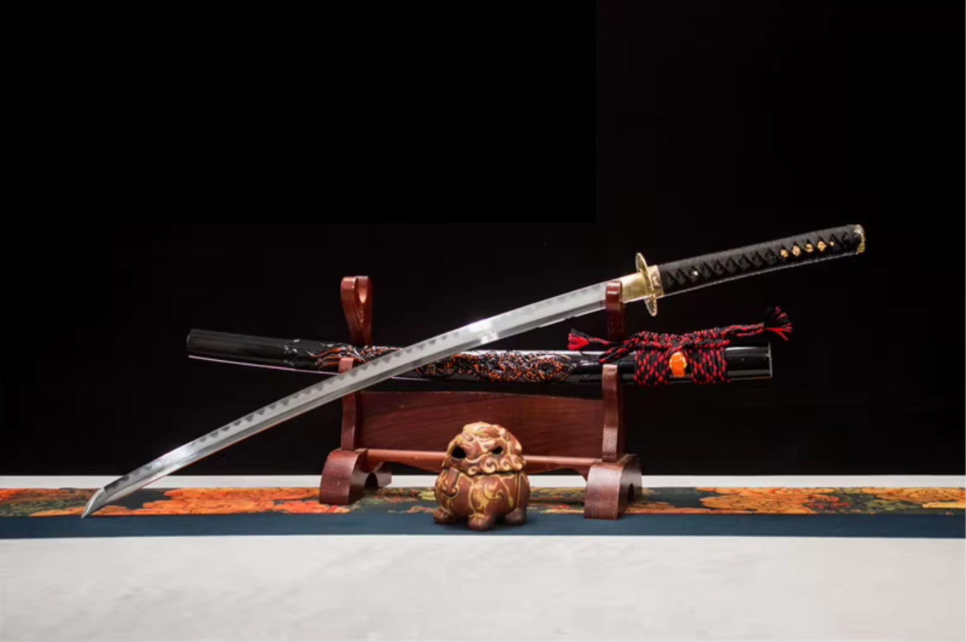 Katana 9505021 – Lame damassée, saya sculpté dragon et tsuba dorée