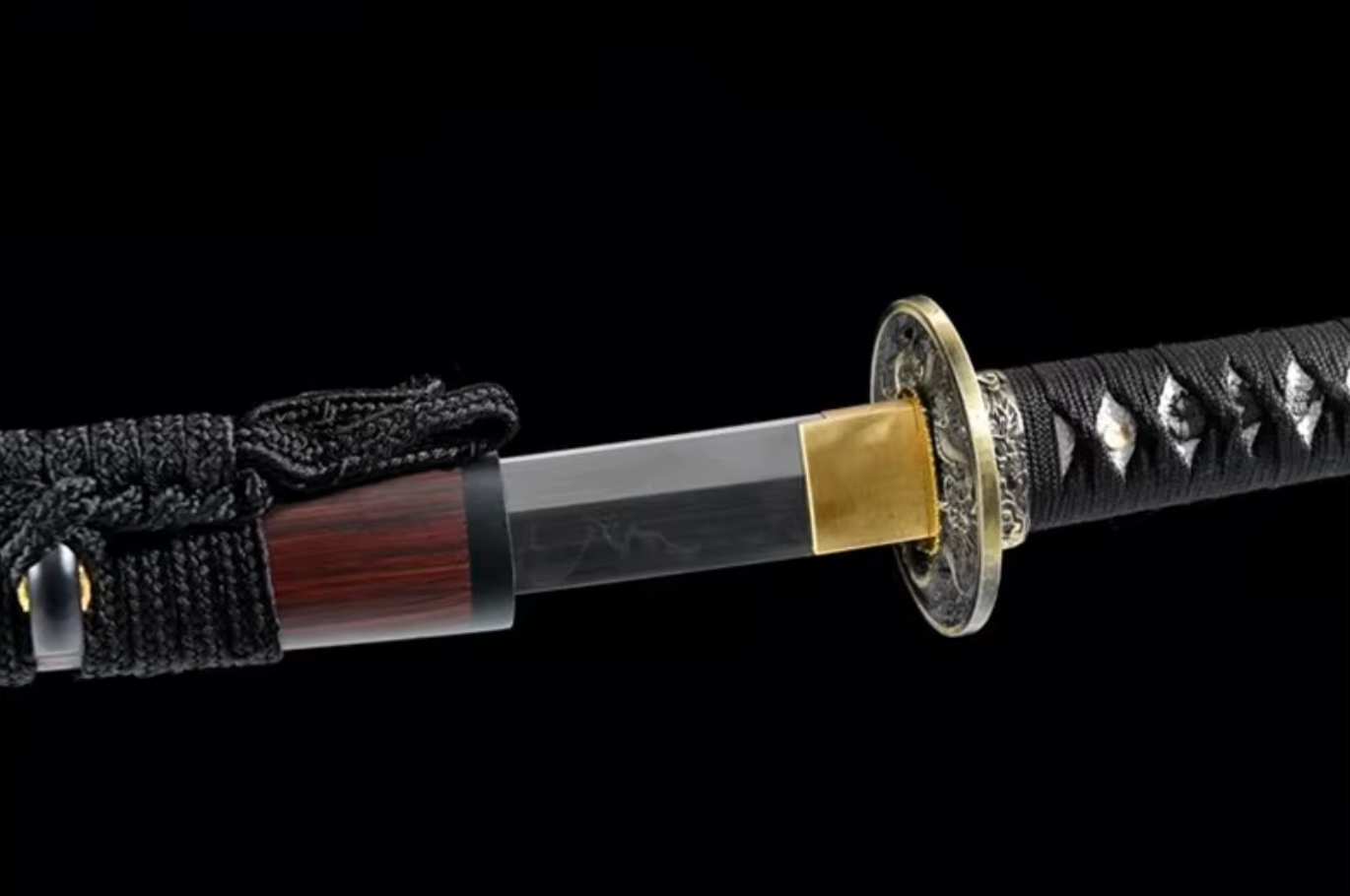 Katana SS260 – Lame trempée à l’argile, tsuba dragon en laiton et saya en bois rouge
