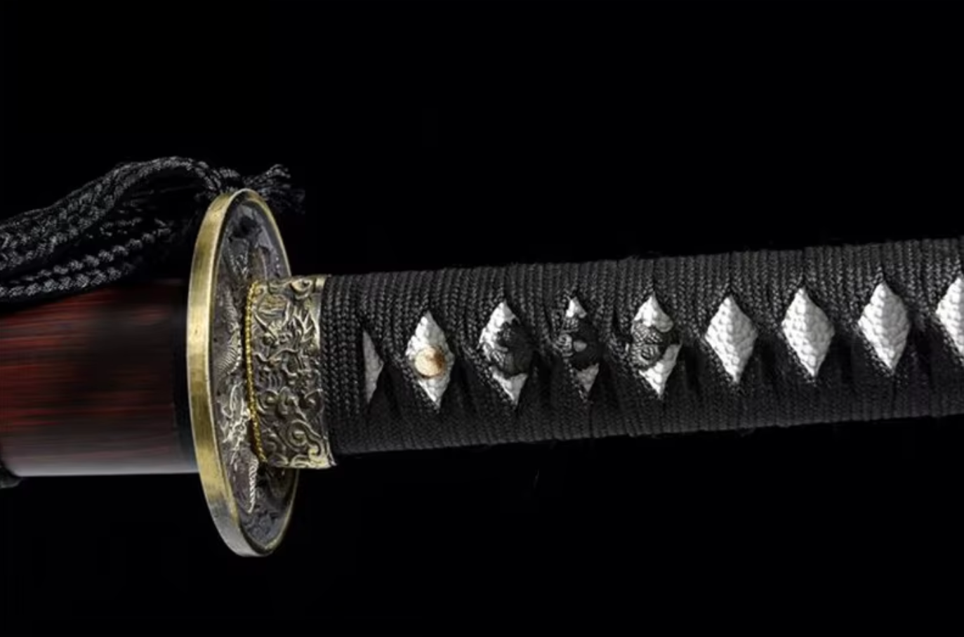 Katana SS260 – Lame trempée à l’argile, tsuba dragon en laiton et saya en bois rouge