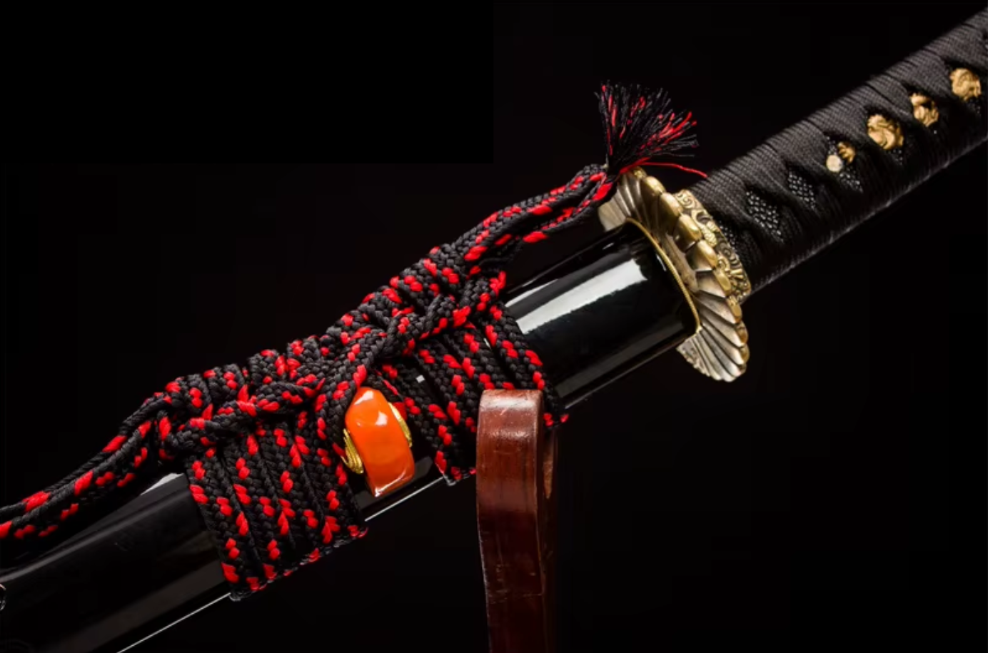 Katana 9505021 – Lame damassée, saya sculpté dragon et tsuba dorée