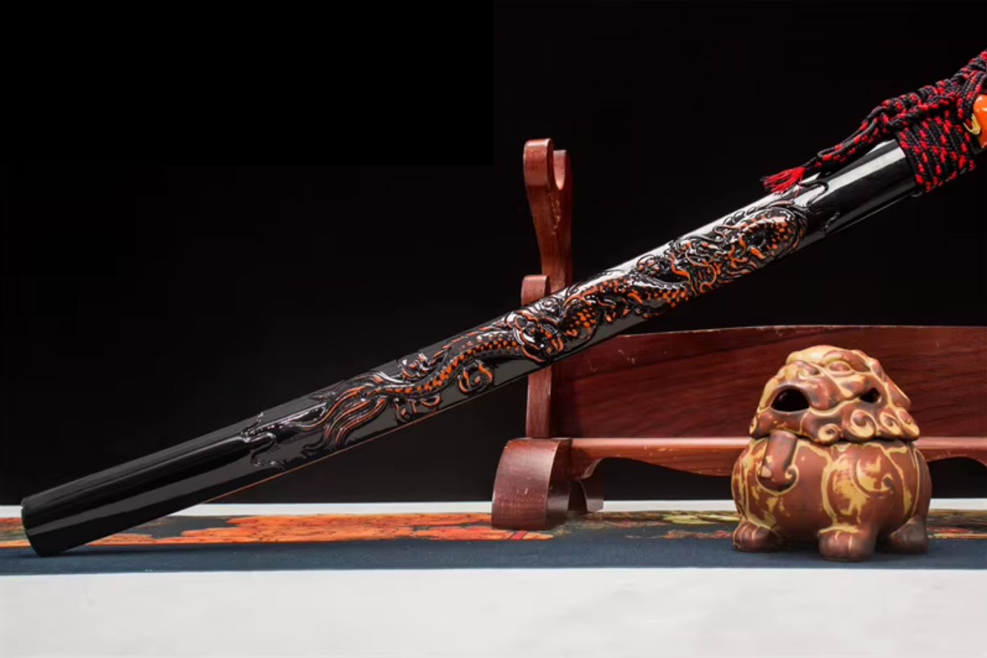 Katana 9505021 – Lame damassée, saya sculpté dragon et tsuba dorée
