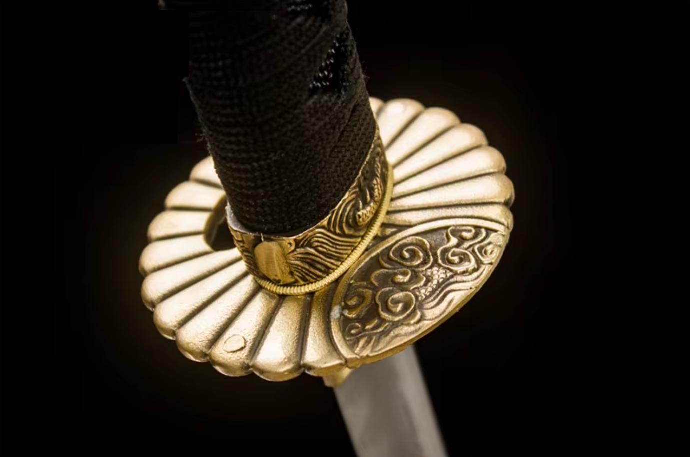 Katana 9505021 – Lame damassée, saya sculpté dragon et tsuba dorée