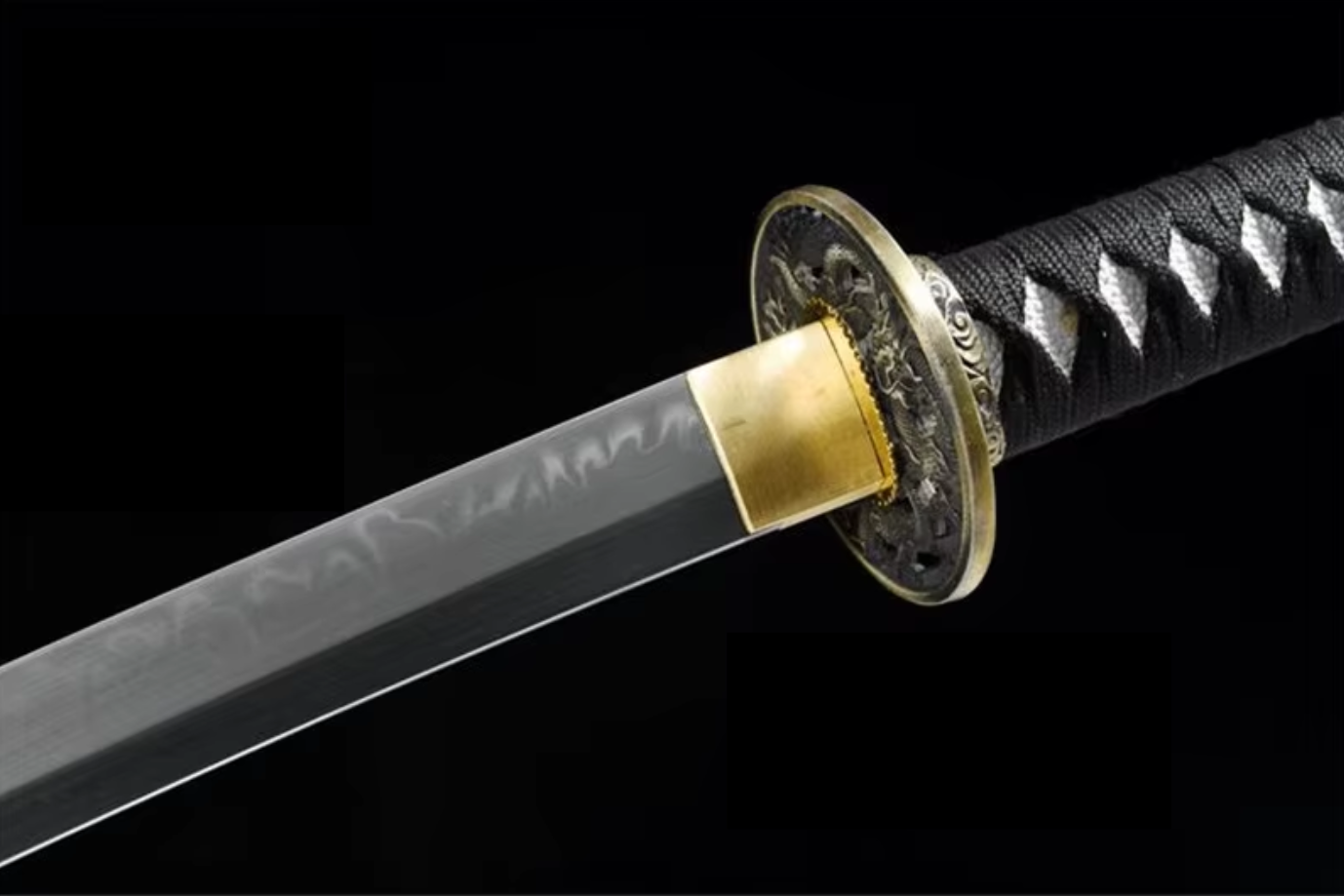 Katana SS260 – Lame trempée à l’argile, tsuba dragon en laiton et saya en bois rouge