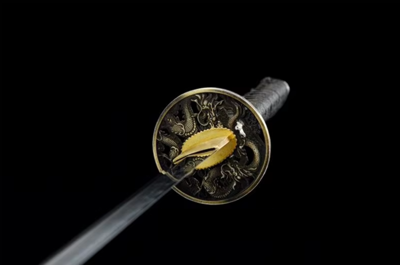Katana SS260 – Lame trempée à l’argile, tsuba dragon en laiton et saya en bois rouge