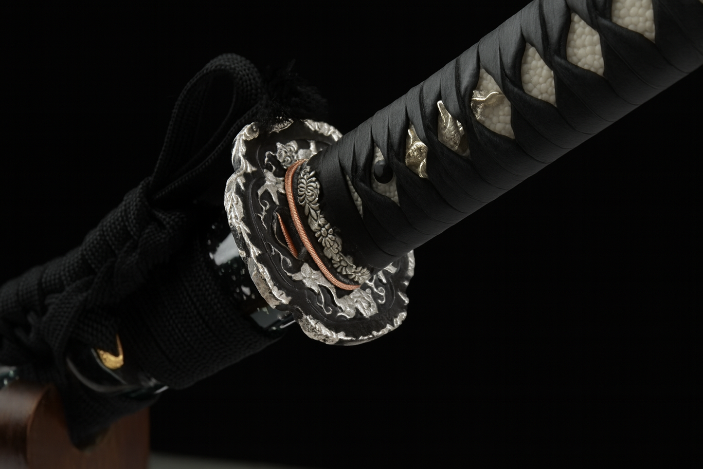 Katana SS303 – lame acier trempée à l’argile, saya nacré et monture noire