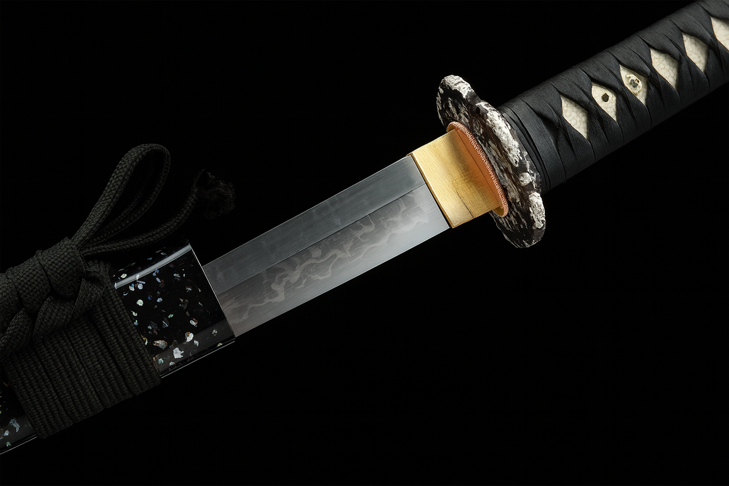 Katana SS303 – lame acier trempée à l’argile, saya nacré et monture noire