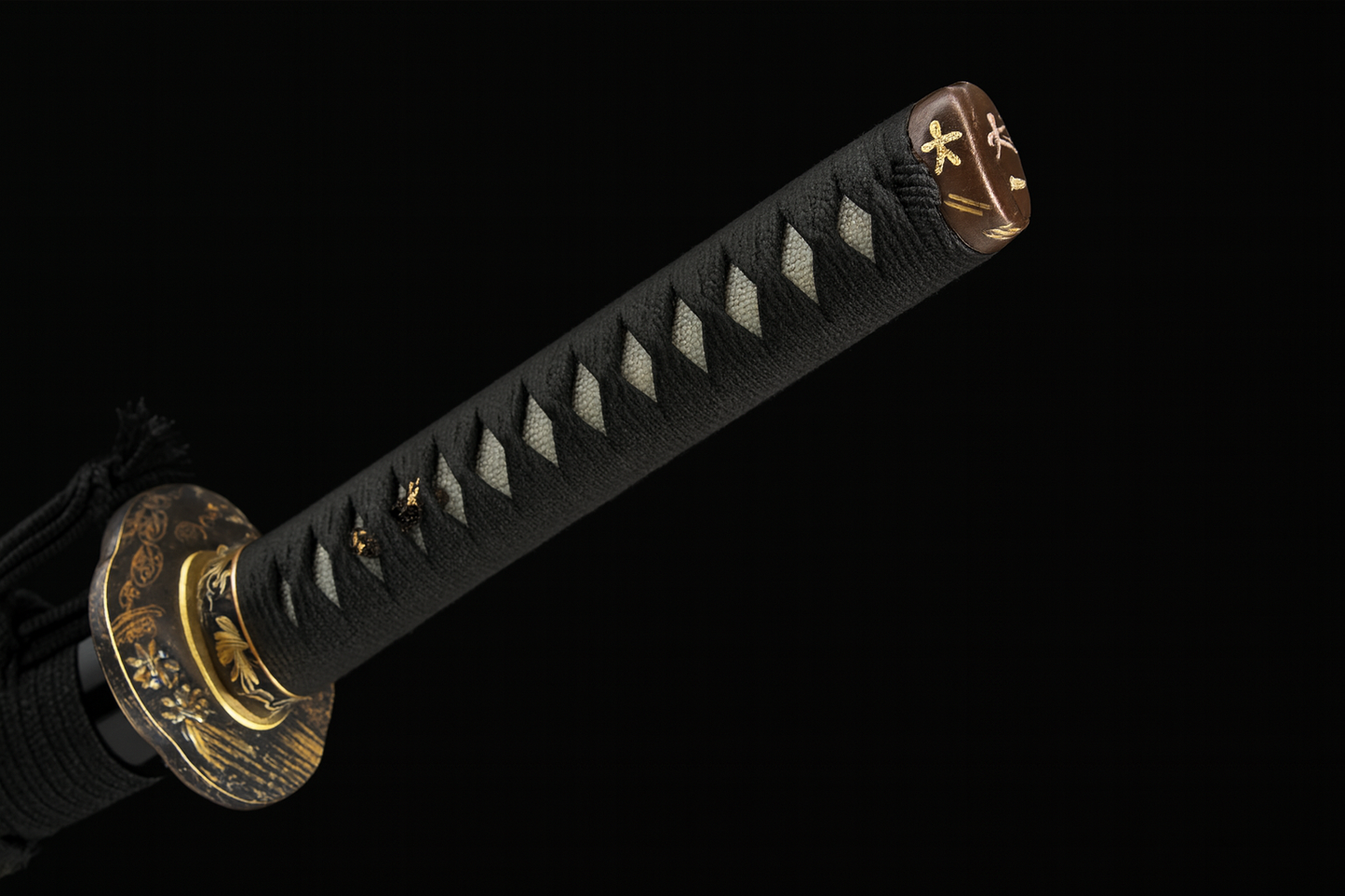 Katana Showhigh SS429 – lame acier trempée à l’argile, saya gravé nacré et tsuba dorée
