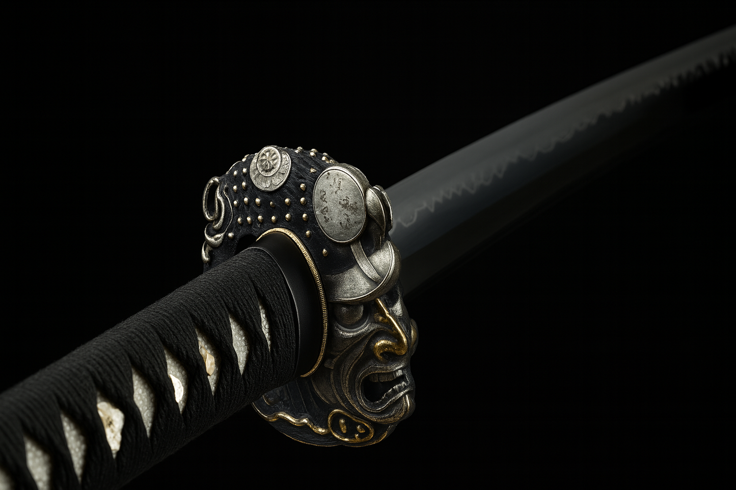 Katana SS432 – lame acier trempée à l’argile, tsuba samouraï dorée et argentée