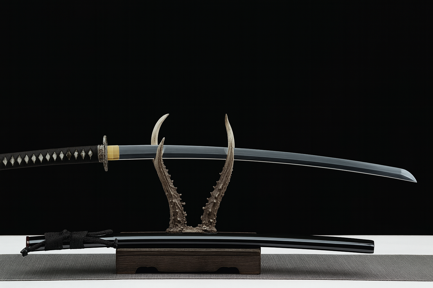 Katana SS432 – lame acier trempée à l’argile, tsuba samouraï dorée et argentée