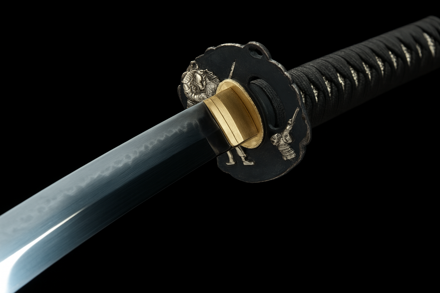 Katana SS432 – lame acier trempée à l’argile, tsuba samouraï dorée et argentée