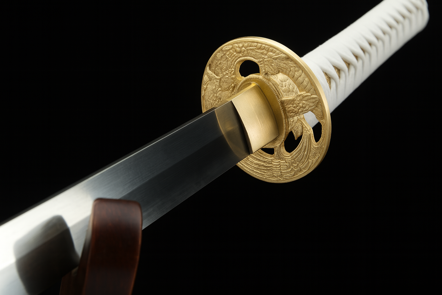 Katana SS442 – Lame forgée, saya blanche éclaboussée et tsuba dorée sculptée