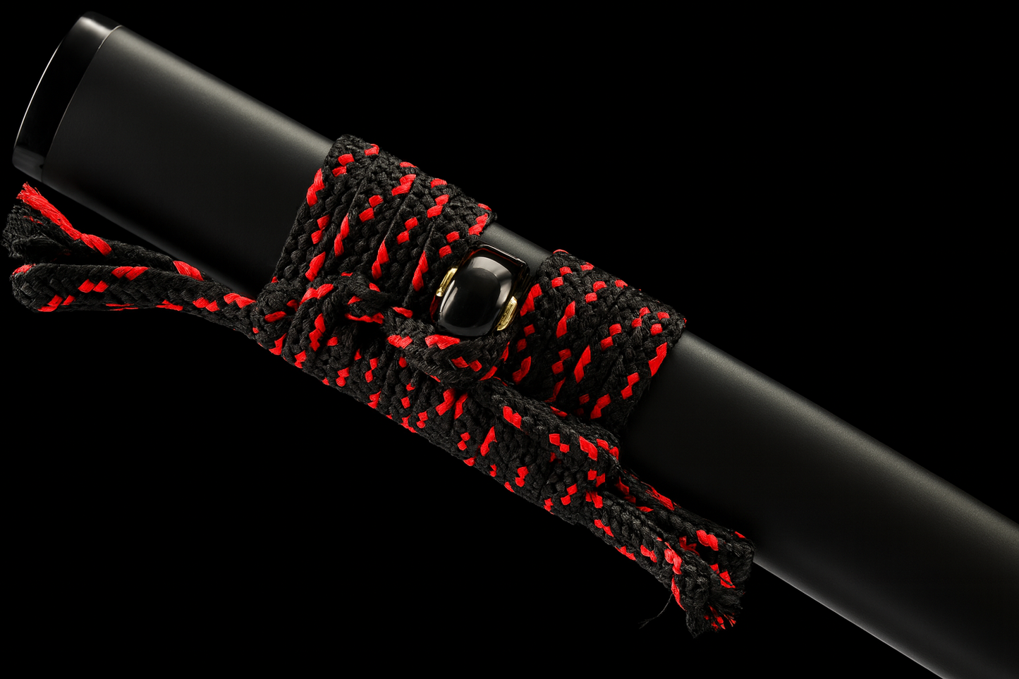 Katana SS127 – Lame forgée à la main, tsuba dorée et saya noir laqué
