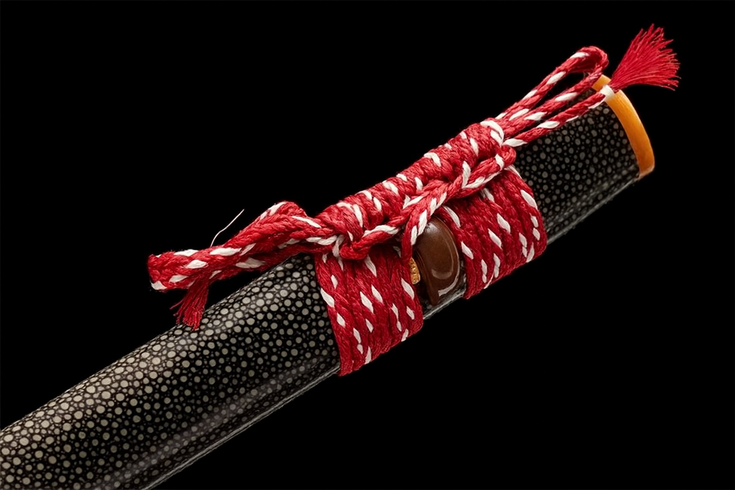 Katana SS364 – Lame noire polie, saya en peau de raie véritable et tsuka rouge