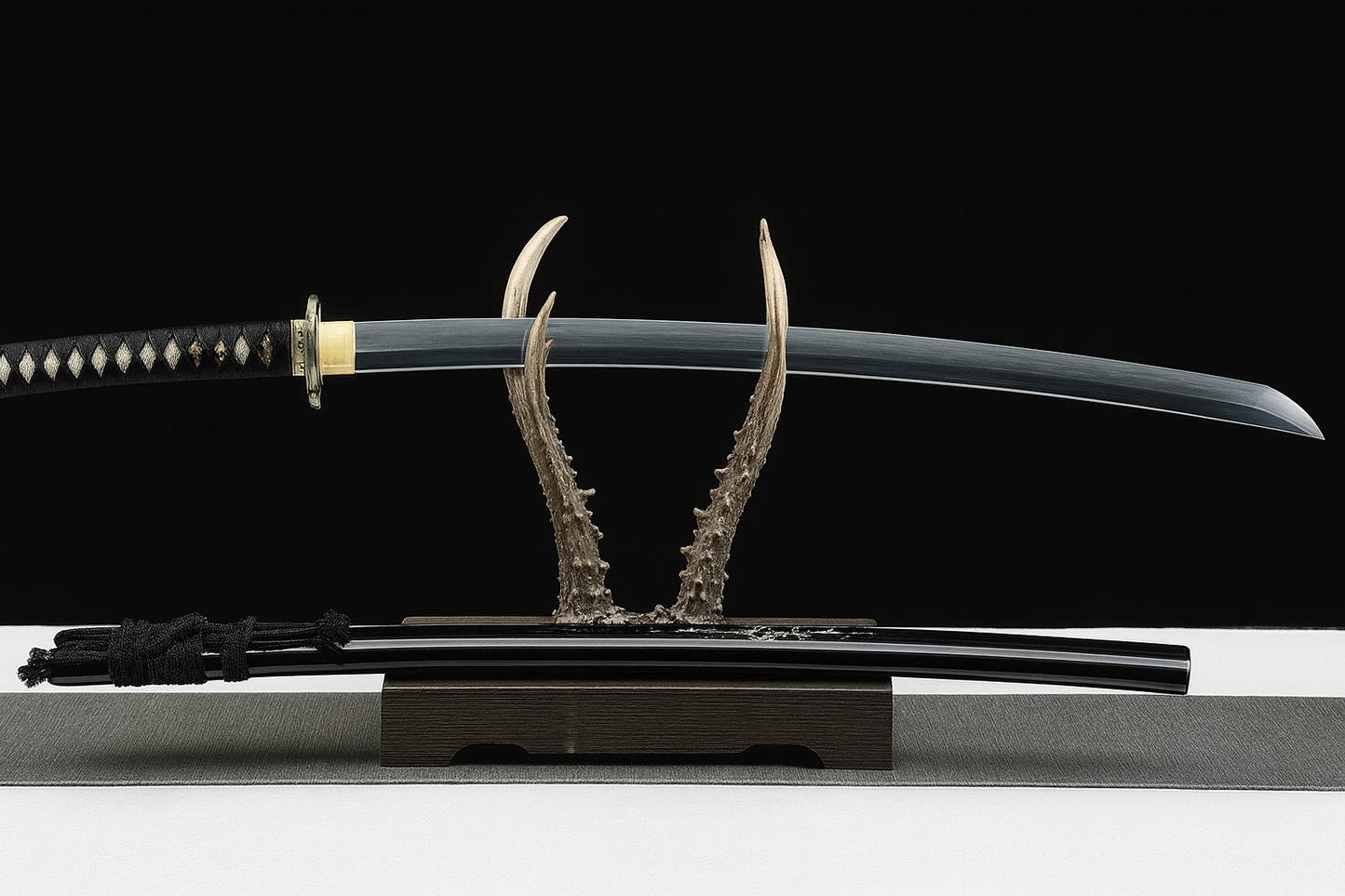 Katana Showhigh SS429 – lame acier trempée à l’argile, saya gravé nacré et tsuba dorée