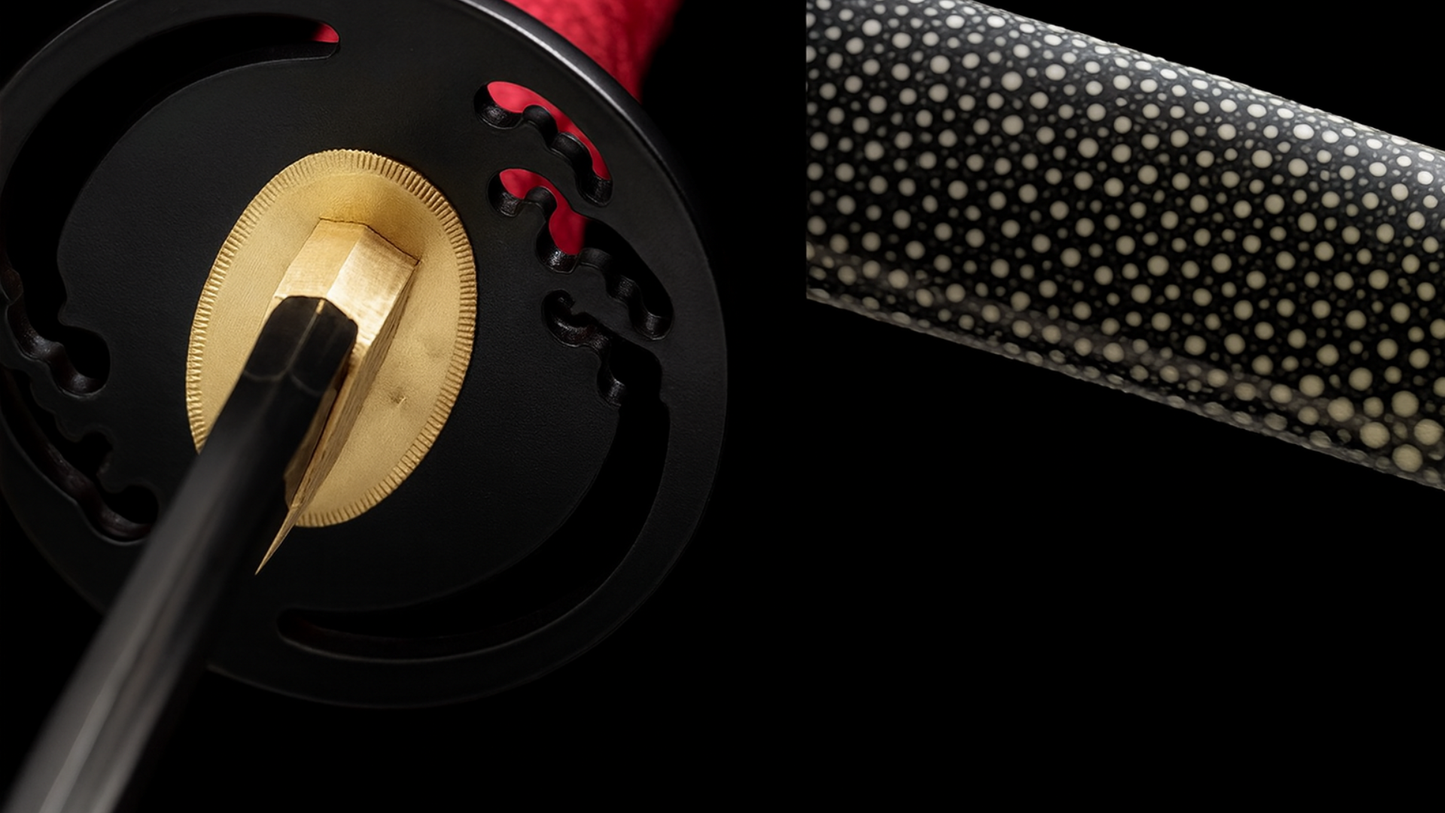 Katana SS364 – Lame noire polie, saya en peau de raie véritable et tsuka rouge