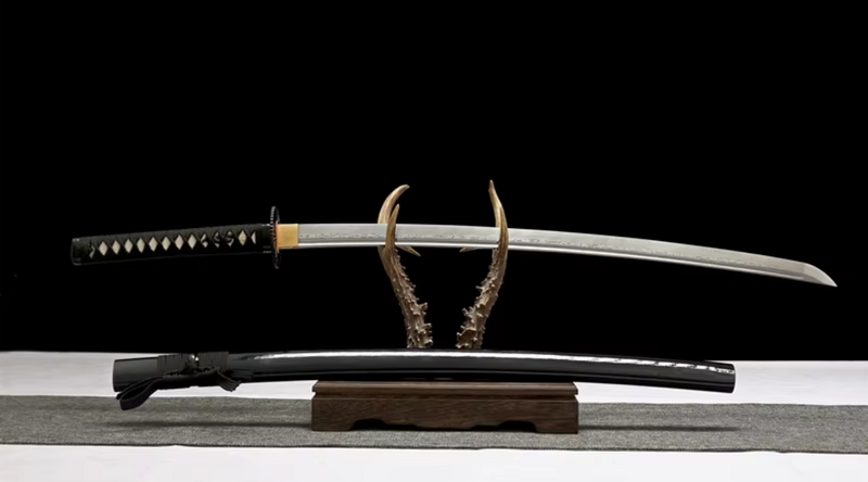 Katana Kasumi SS572 — lame en acier damassé forgée et gravée à la main, tsuba ajourée — Atelier Kensei