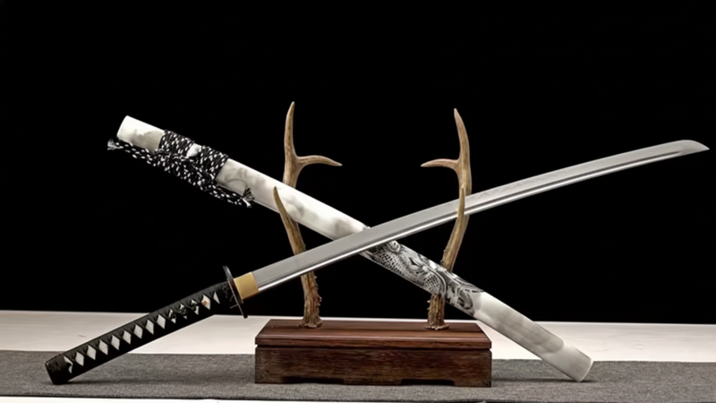 Katana Hakusen SS556 — acier T10 trempé à l'argile avec hamon réel, saya blanc veiné — Atelier Kensei