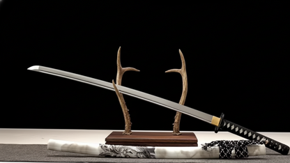 Katana Hakusen SS556 — acier T10 trempé à l'argile avec hamon réel, saya blanc veiné — Atelier Kensei