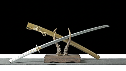 Katana Kinkaku SS536 — monture blanche texturée et détails dorés, hamon visible — Atelier Kensei