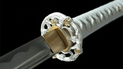 Katana Kinkaku SS536 — monture blanche texturée et détails dorés, hamon visible — Atelier Kensei