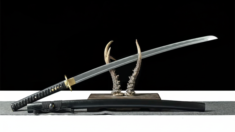 Katana Kurokin SS535 — finition noire profonde et détails dorés, hamon visible — Atelier Kensei