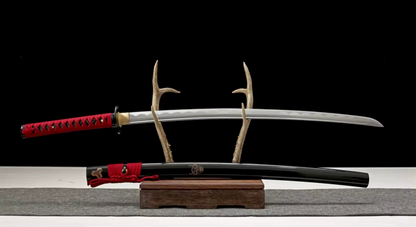 Katana Takeru — Tressage rouge profond — Saya noire & motif oni