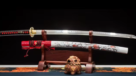 Katana 9505020 – Lame forgée, saya blanche florale et tsuba dorée