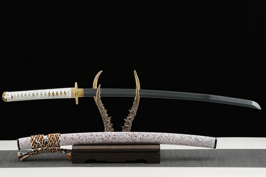 Katana SS442 – Lame forgée, saya blanche éclaboussée et tsuba dorée sculptée
