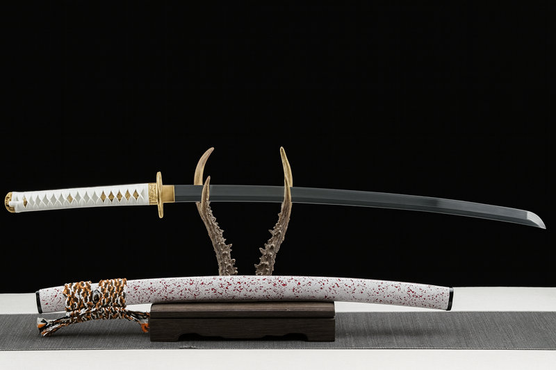Katana Yuki SS442 — forgé à la main, saya blanche aux éclaboussures rouges et tsuba dorée sculptée — Atelier Kensei
