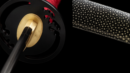 Katana Oni SS364 — lame noire polie à la main finition miroir, saya peau de raie et tsuka rouge — Atelier Kensei