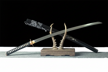 Katana Hanagin SS554 — trempé à l'argile, hamon réel, saya gravée à motifs floraux incrustés de nacre — Atelier Kensei
