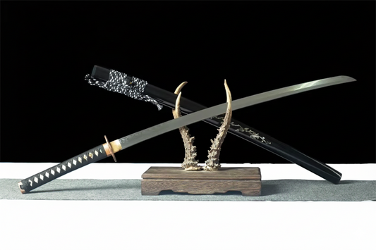 Katana SS554 – lame acier trempée à l’argile, saya gravé à motifs floraux nacrés