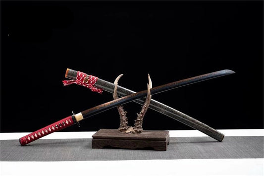 Katana Oni — Lame noire polie main — Saya peau de raie & tsuka rouge
